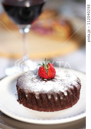 苺トッピングのチョコレートブラウニーとブルーベリーパイとワイン 苺トッピングのチョコレートブラウニーとブルーベリーパイとワイン 112040298