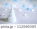 ウェディングケーキ形の小物　ブライダル 112040385