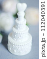 ウェディングケーキ形の小物　ブライダル 112040391