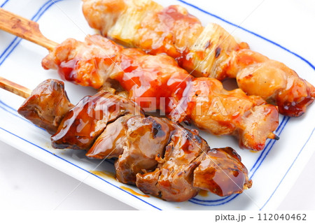 おいしそうな焼き鳥の盛り合わせ（ネギマ、もも、レバー） 112040462