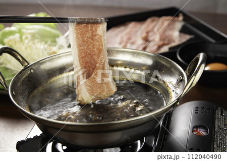 すき焼きの割下で食べる薄切り牛肉のしゃぶしゃぶ すき焼きの割下で食べる薄切り牛肉のしゃぶしゃぶ 112040490