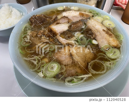 【ラーメン】焼き豚たっぷりの醤油ラーメン・中華そば・チャーシュー麺(全体･半ライス付き) 112040528