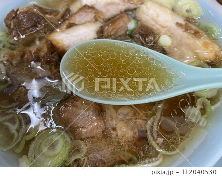 【ラーメン】焼き豚たっぷりの醤油ラーメン・中華そば・チャーシュー麺(スープ･箸上げ) 112040530