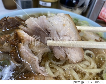 【ラーメン】焼き豚たっぷりの醤油ラーメン・中華そば・チャーシュー麺(チャーシュー・箸上げ) 【ラーメン】焼き豚たっぷりの醤油ラーメン・中華そば・チャーシュー麺(チャーシュー・箸上げ) 112040535