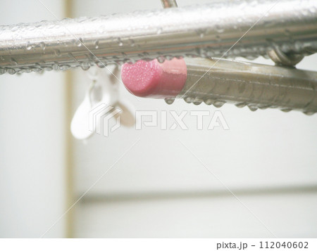 雨降りの日に濡れる物干し竿 112040602