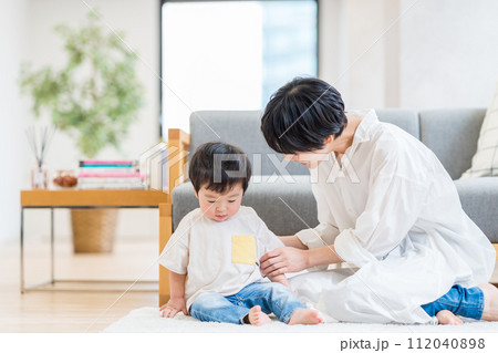 リビングでくつろぐ親子。 リビングでくつろぐ親子。 112040898
