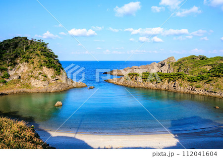 式根島の美しい青い海と白い砂浜の泊海水浴場。  東京都伊豆諸島式根島にて。 2020年10月3日撮影 112041604