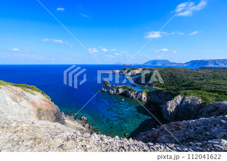 青い海と緑の森が美しい神引展望台から見る、式根島と新島の海。 中の浦海水浴場、神引浦。  東京都伊豆 112041622