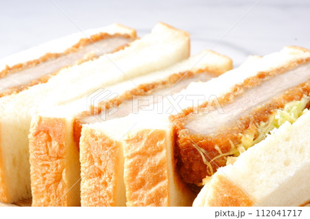 やわらかくてジューシー、カツの旨味たっぷりのカツサンド 112041717