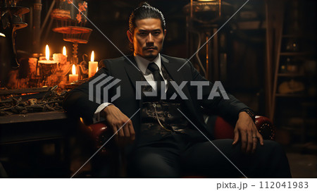 暴力団・ヤクザ・ギャングのボス・組長（スーツ・中年・40代） 112041983
