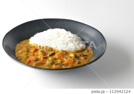 豚肉、かぼちゃ、人参などの野菜が沢山入ったカレーライスを白背景で撮影 豚肉、かぼちゃ、人参などの野菜が沢山入ったカレーライスを白背景で撮影 112042124