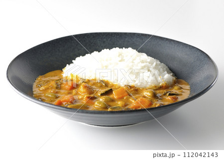 豚肉、かぼちゃ、人参などの野菜が沢山入ったカレーライスを白背景で撮影 豚肉、かぼちゃ、人参などの野菜が沢山入ったカレーライスを白背景で撮影 112042143