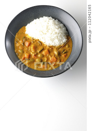 豚肉、かぼちゃ、人参などの野菜が沢山入ったカレーライスを白背景で俯瞰撮影 豚肉、かぼちゃ、人参などの野菜が沢山入ったカレーライスを白背景で俯瞰撮影 112042165