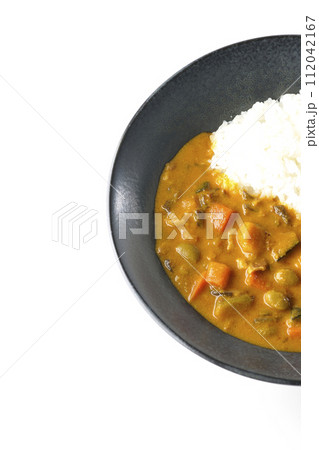 豚肉、かぼちゃ、人参などの野菜が沢山入ったカレーライスを白背景で俯瞰撮影 豚肉、かぼちゃ、人参などの野菜が沢山入ったカレーライスを白背景で俯瞰撮影 112042167