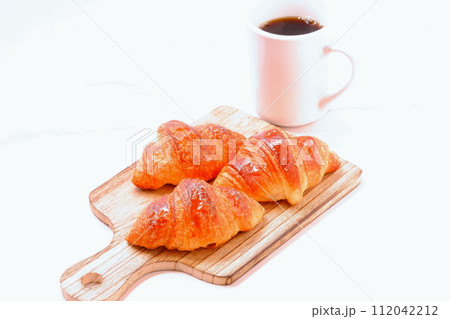 焼き立てでサクサクの食感のクロワッサンと、淹れたてのコーヒーの朝食 焼き立てでサクサクの食感のクロワッサンと、淹れたてのコーヒーの朝食 112042212