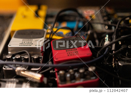 ギターのエフェクター 112042407