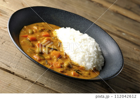 豚肉、かぼちゃ、人参などの野菜が沢山入ったカレーライス 112042612