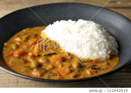 豚肉、かぼちゃ、人参などの野菜が沢山入ったカレーライス 112042619
