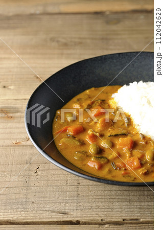 豚肉、かぼちゃ、人参などの野菜が沢山入ったカレーライス 豚肉、かぼちゃ、人参などの野菜が沢山入ったカレーライス 112042629