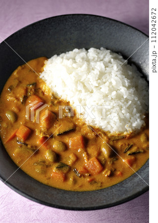 豚肉、かぼちゃ、人参などの野菜が沢山入ったカレーライス 112042672