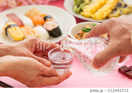 春の花見酒イメージ 春の花見酒イメージ 112042721