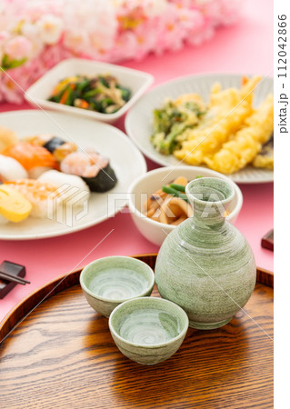 春の花見酒イメージ 春の花見酒イメージ 112042866