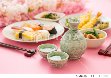 春の花見酒イメージ 春の花見酒イメージ 112042868