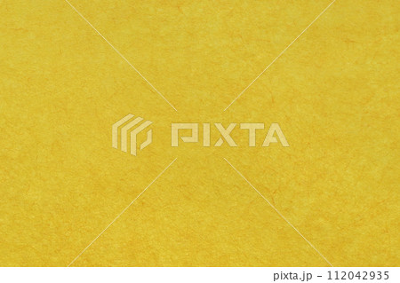 和紙の背景素材（無地・ゴールド） 112042935