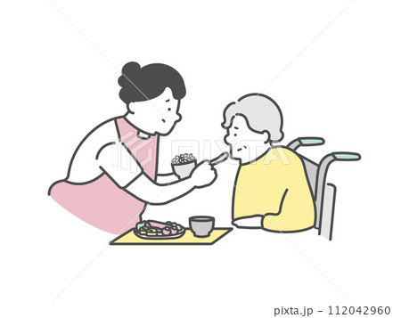 高齢女性の食事介助をする女性介護士 112042960