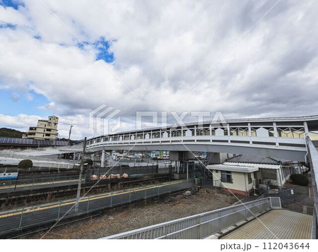 山陽本線JR竜野駅に架かる歩行者のための陸橋の見える風景 112043644