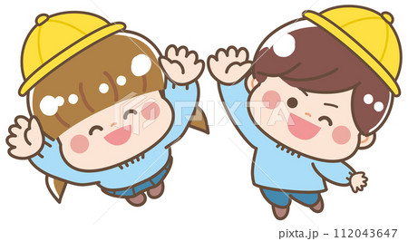 スモックを着て笑顔の子どもたち 112043647