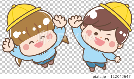 スモックを着て笑顔の子どもたち 112043647