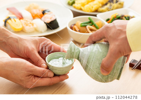 日本酒と和食で晩酌をする夫婦 112044278