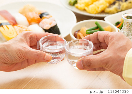 冷酒と和食で晩酌をする夫婦 冷酒と和食で晩酌をする夫婦 112044350