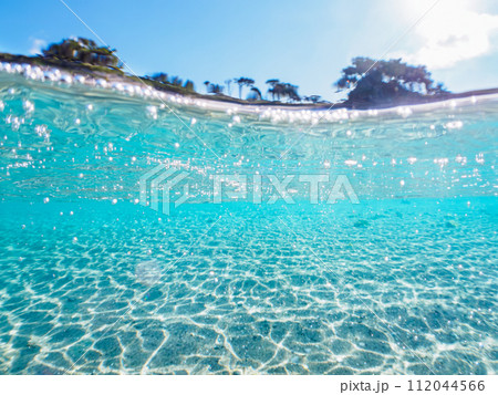 式根島の泊海水浴場の美しい海の半水面撮影。 東京都伊豆諸島式根島、泊海水浴場にて。 2023年11 式根島の泊海水浴場の美しい海の半水面撮影。 東京都伊豆諸島式根島、泊海水浴場にて。 2023年11 112044566