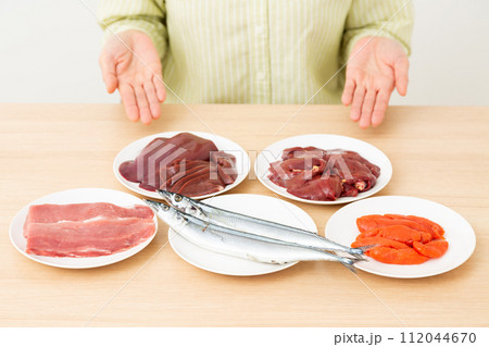 ビタミンB群を多く含む食品とミドル女性 112044670