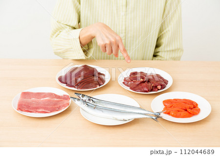 ビタミンB群を多く含む食品とミドル女性 ビタミンB群を多く含む食品とミドル女性 112044689