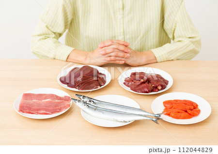 ビタミンB群を多く含む食品とミドル女性 ビタミンB群を多く含む食品とミドル女性 112044829