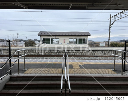 南相馬市の常磐線小高駅のホーム 112045003