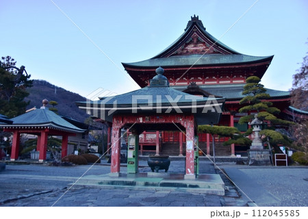 甲府市　甲斐善光寺の金堂（本堂）と常香炉 112045585