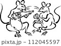 祝い酒で酒盛りをする笑顔の鼠(鳥獣人物戯画風) 112045597