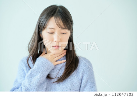 喉に違和感を感じている若い女性 112047202