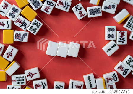 並ぶマージャン牌 並ぶマージャン牌 112047254