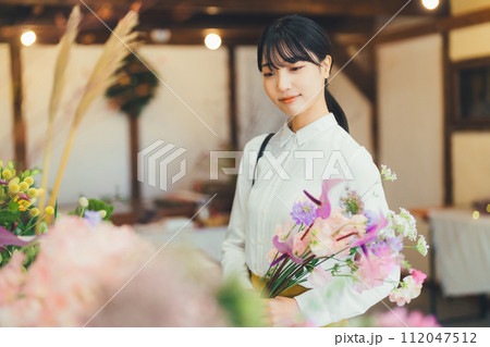 花屋にいる女性のお客さん 花屋にいる女性のお客さん 112047512