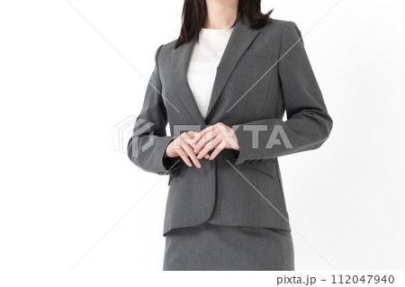 スーツ姿のミドル女性（顔無し） 112047940