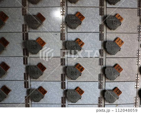 昔懐かしの銭湯にある靴入れ 112048059