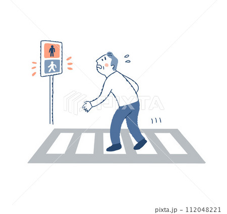 横断歩道を青信号で渡りきれないシニア男性 112048221