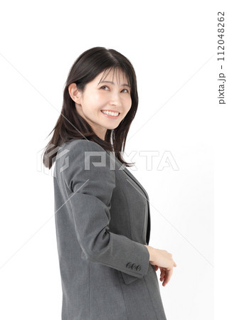 笑顔で振り向くビジネスウーマン 112048262