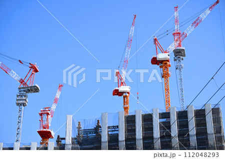 高層ビルの建築現場のクレーン 112048293