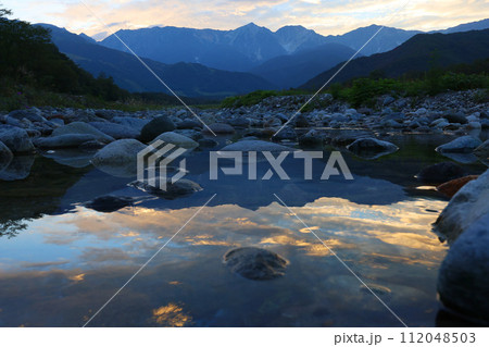 暗くなってきた山道 112048503